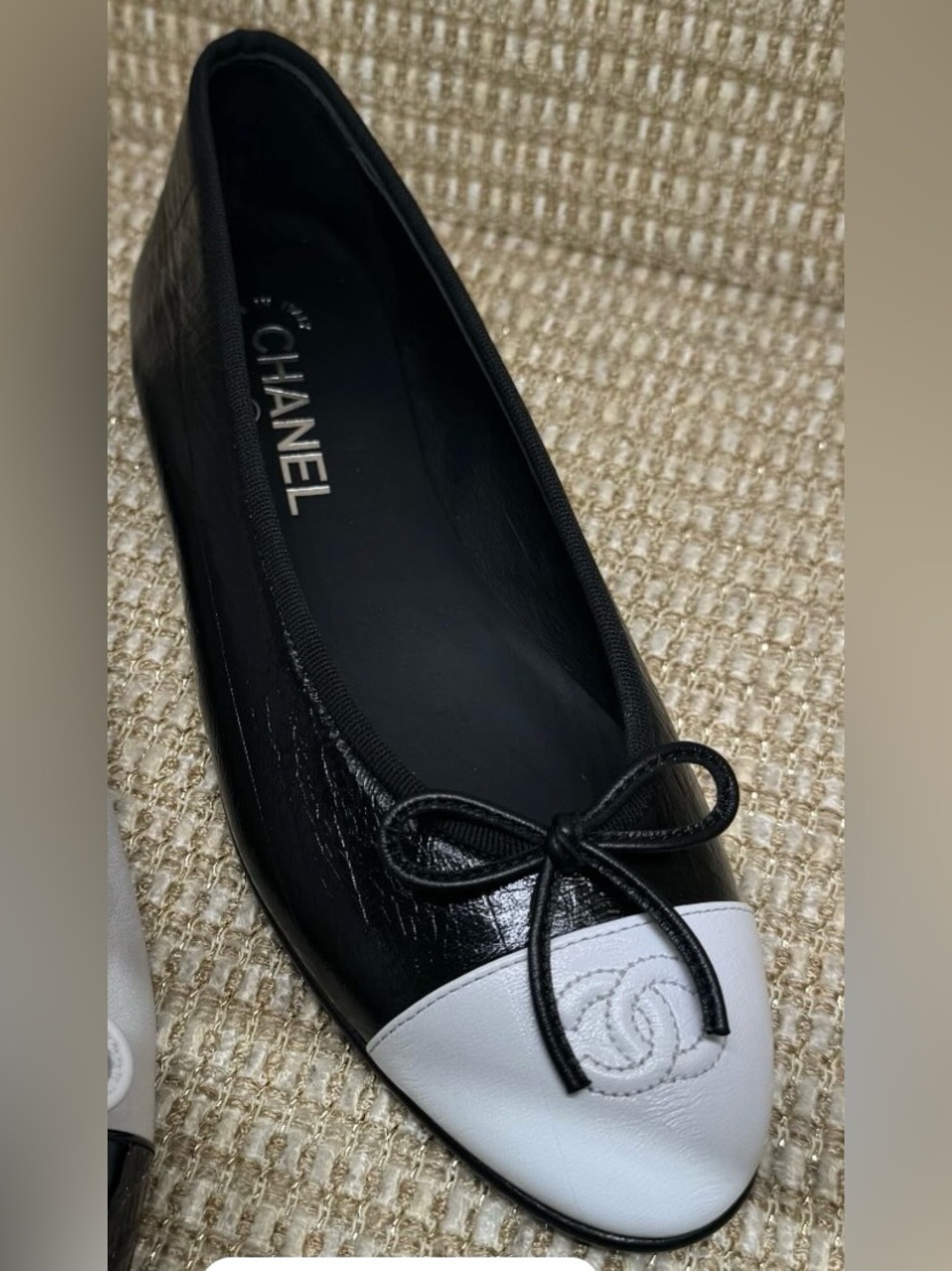 Chanel black and white glossy leather ballet flats | 41.5